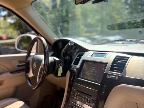 Used 2013 Cadillac Escalade ESV Premium image 23