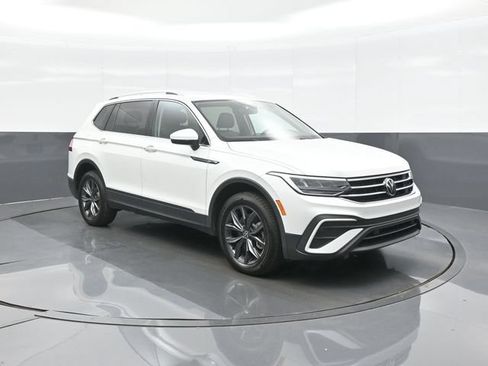 Used 2023 Volkswagen Tiguan SE FWD image 1