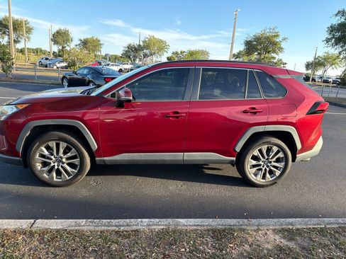 Used 2019 Toyota RAV4 XLE Premium FWD image 10