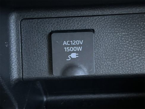 Used 2022 Toyota Sienna Limited image 24