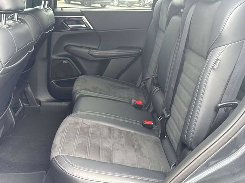Used 2025 Mitsubishi Outlander SE FWD image 30