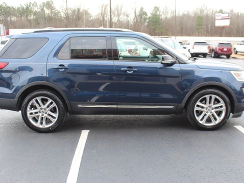 Used 2017 Ford Explorer XLT w/ Equipment Group 202A image 5