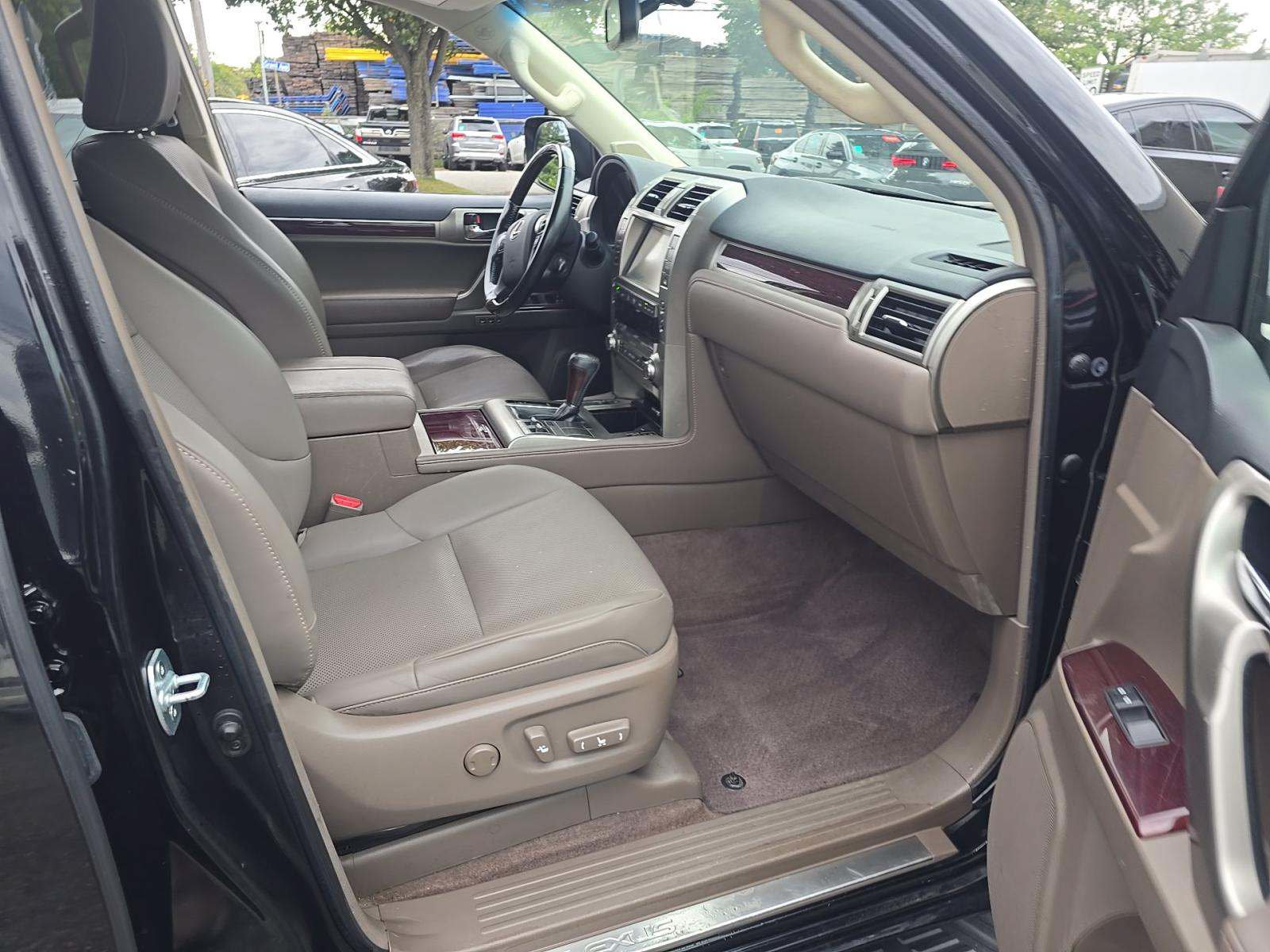 Used 2019 Lexus GX 460 AWD/4WD image 3