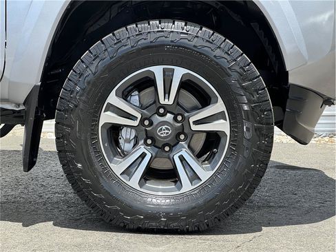 Used 2019 Toyota Tacoma TRD Sport w/ Technology Package AWD/4WD image 29