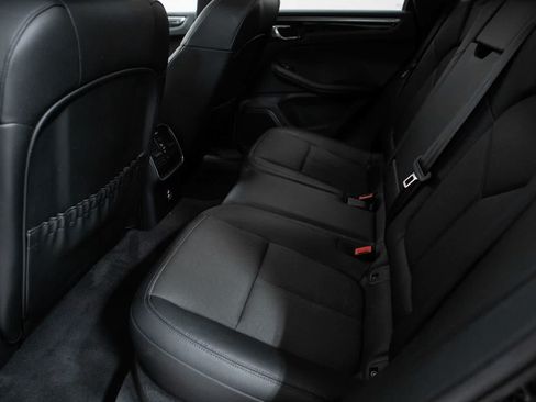 Certified 2024 Porsche Macan AWD/4WD image 33
