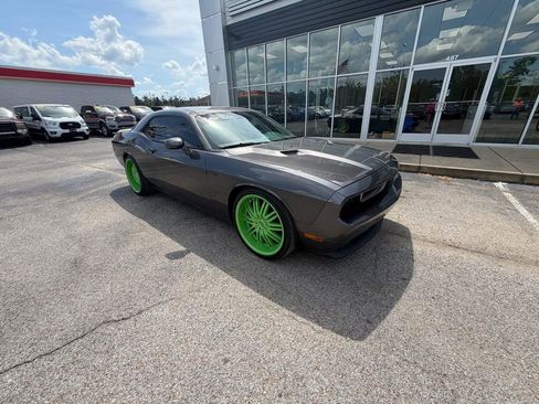 Used 2014 Dodge Challenger SXT RWD image 2