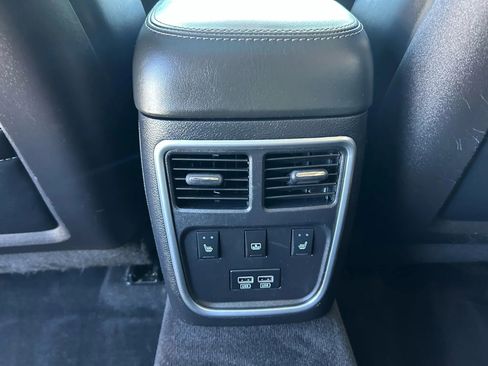 Used 2015 Chrysler 300 C image 27