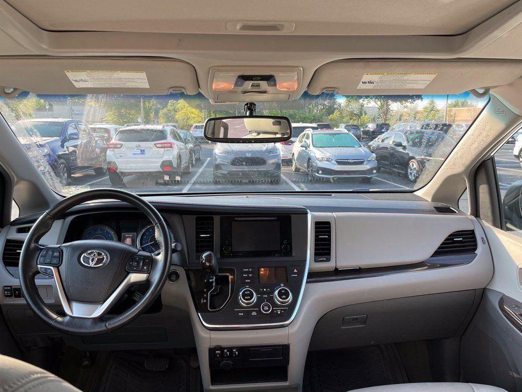 Used 2016 Toyota Sienna XLE w/ XLE Navigation Package FWD image 5