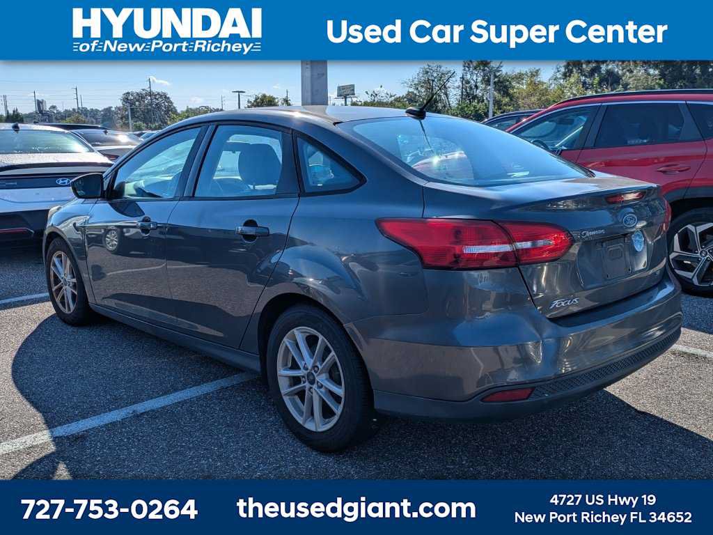 Used 2017 Ford Focus SE FWD image 2