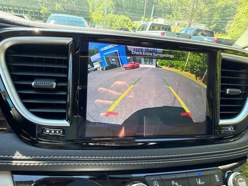 Used 2023 Chrysler Pacifica Limited AWD/4WD image 31