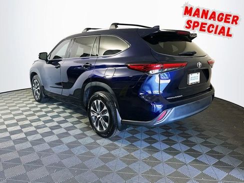 Used 2022 Toyota Highlander XLE AWD/4WD image 6