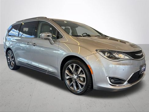 Used 2017 Chrysler Pacifica Limited FWD image 5