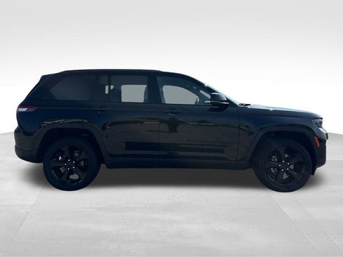 Used 2022 Jeep Grand Cherokee Altitude image 4