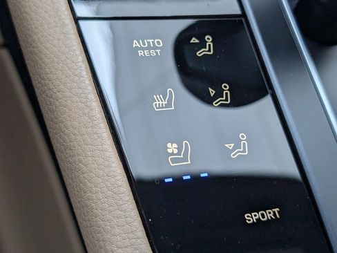 Certified 2026 Porsche Macan AWD/4WD image 17
