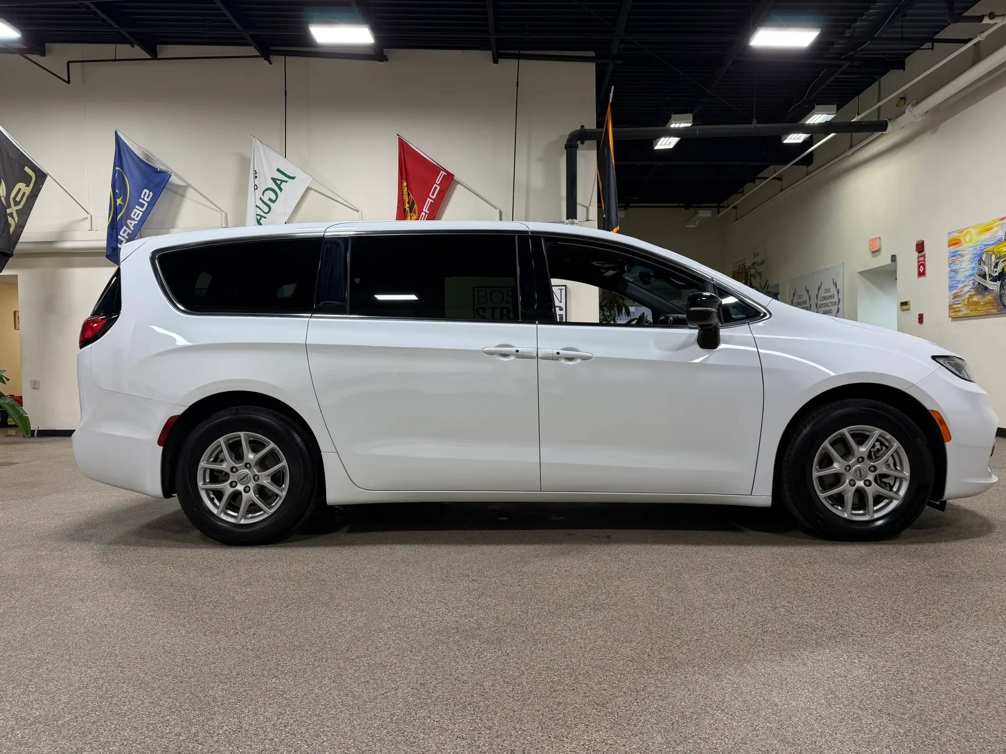 Used 2025 Chrysler Pacifica Select FWD image 4