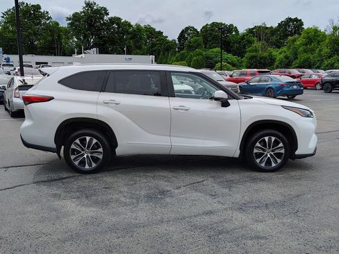 Used 2023 Toyota Highlander XLE AWD/4WD image 5