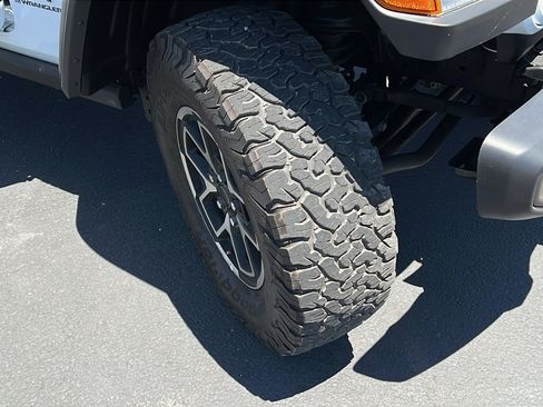 Used 2025 Jeep Wrangler Unlimited Rubicon AWD/4WD image 11