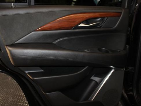 Used 2019 Cadillac Escalade Luxury AWD/4WD image 37