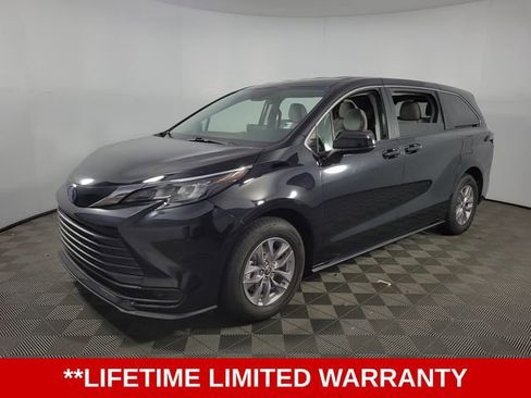 Used 2024 Toyota Sienna LE image 3