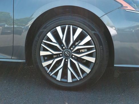 Used 2024 Nissan Altima 2.5 SV FWD image 5