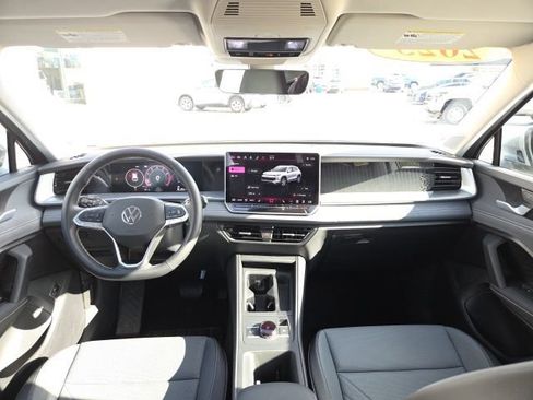 Used 2025 Volkswagen Tiguan SE AWD/4WD image 22