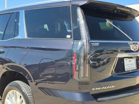 Used 2025 Cadillac Escalade Premium Luxury AWD/4WD image 12
