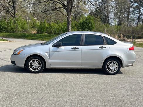 Used 2010 Ford Focus SE image 3