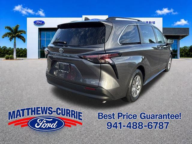 Used 2025 Toyota Sienna LE w/ LE Plus Package FWD image 4