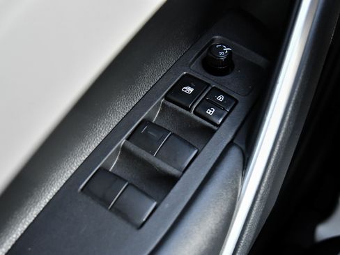 Used 2024 Toyota Corolla Cross L image 32