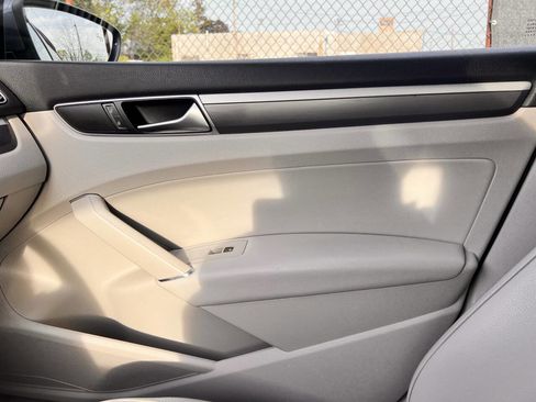 Used 2017 Volkswagen Passat 1.8T R-Line w/ R-Line Lighting Package image 15