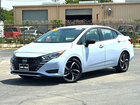 Used 2025 Nissan Versa SR FWD image 2