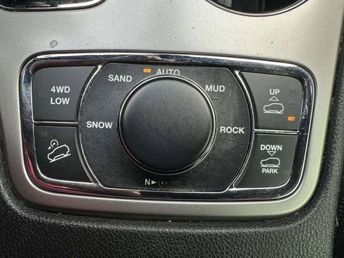 Used 2018 Jeep Grand Cherokee Overland AWD/4WD image 38