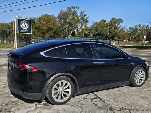 Used 2018 Tesla Model X 75D image 5