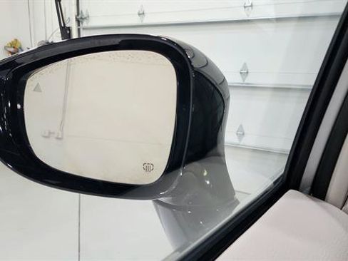 Used 2024 Chrysler Pacifica Touring-L FWD image 12