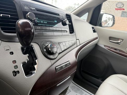 Used 2013 Toyota Sienna XLE image 22