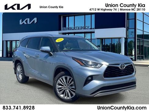Used 2022 Toyota Highlander Platinum FWD image 1