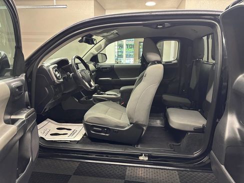 Used 2020 Toyota Tacoma SR5 AWD/4WD image 17