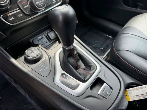 Used 2015 Jeep Cherokee Trailhawk w/ Comfort/Convenience Group AWD/4WD image 16