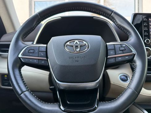 Used 2021 Toyota Highlander XLE AWD/4WD image 27