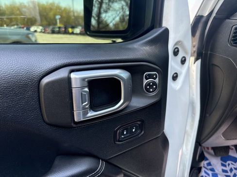 Used 2018 Jeep Wrangler Unlimited Sahara image 9