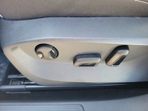 Certified 2024 Volkswagen Taos SE w/ Panoramic Sunroof Package FWD image 18