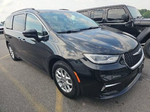 Used 2022 Chrysler Pacifica Touring-L FWD image 1