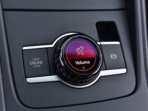 Certified 2025 Volkswagen Tiguan SE R-Line image 9