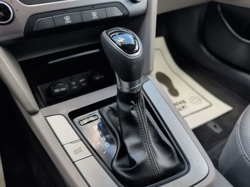 Used 2017 Hyundai Elantra SE image 16