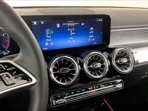 Used 2026 Mercedes-Benz GLB 250 4MATIC image 6