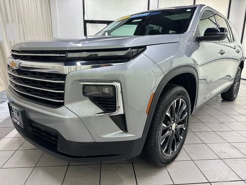 Certified 2025 Chevrolet Traverse LT w/ Sun and Wheel Package image 11