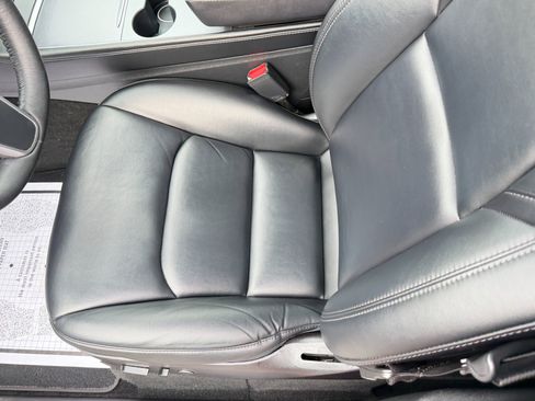 Used 2022 Tesla Model Y Long Range image 14