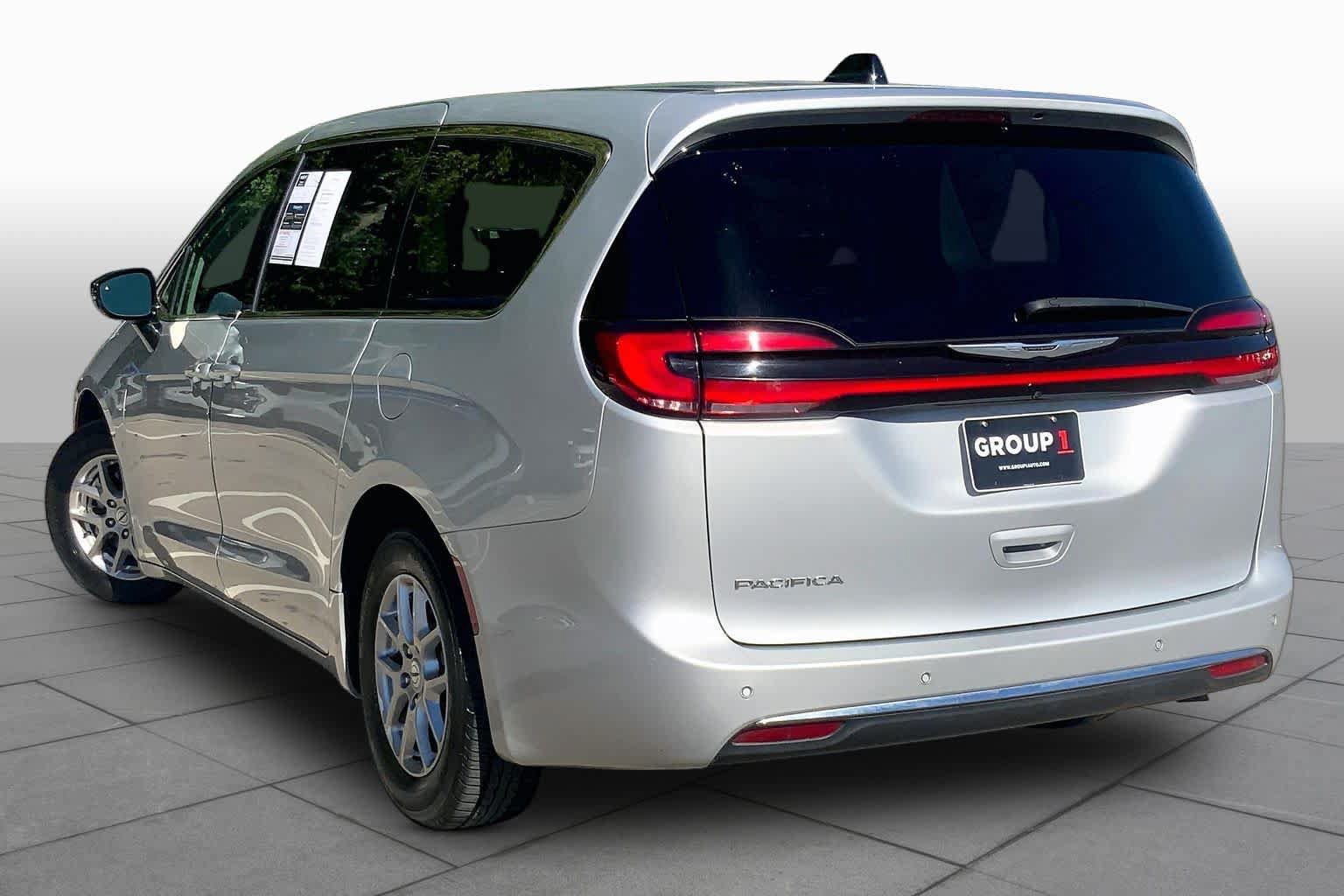 Used 2024 Chrysler Pacifica Touring-L FWD image 11