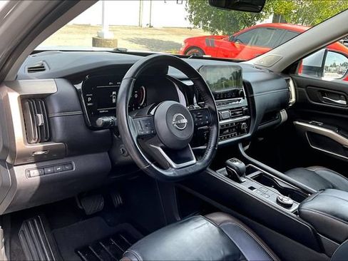 Certified 2023 Nissan Pathfinder Platinum w/ Black Appearance Package AWD/4WD image 14