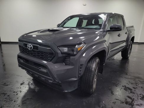 Used 2024 Toyota Tacoma TRD Sport AWD/4WD image 4